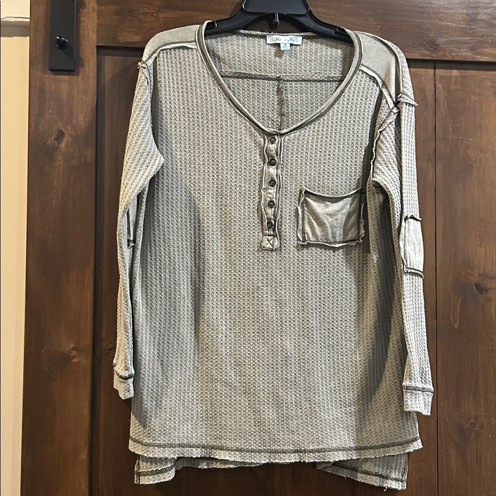 E446 She & Sky Long Sleeve Waffle Henley Top olive/grey Small